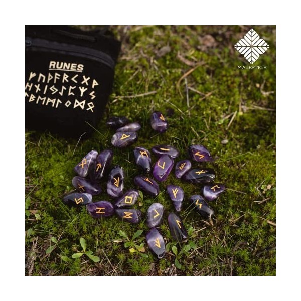 Majestics Runes Divinatoires Vikings - Pack de 25 Pierres d’AMÉTHYSTE Naturelles Gravées 2 cm x 1 cm + Sac Noir + Ebook Pr