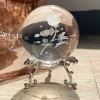 Boule de cristal rose sculptée de 60 mm avec support de floraison plaqué argent, boule de verre Fengshui pour décoration de l