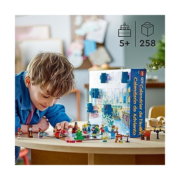 LEGO 60381 City Calendrier de lAvent 2023, avec 24 Cadeaux Dont Figurines du Père Noël et du Renne, Tapis de Jeu du Pays des