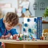 LEGO 60381 City Calendrier de lAvent 2023, avec 24 Cadeaux Dont Figurines du Père Noël et du Renne, Tapis de Jeu du Pays des