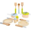 Small Foot 11098 Service de table et lot de casseroles en bois enfants, complément parfait à toute cuisine de jeu, 15 pièces 