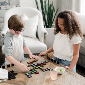 MindWare Qwirkle Jeu familial adapté aux aveugles colorés pour enfants et adultes – Jeu de nuit amusant pour la concentration