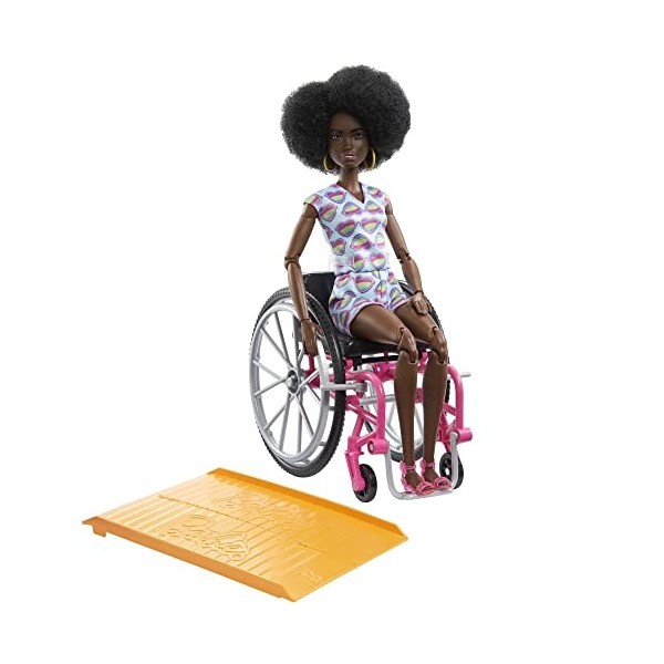Barbie Poupée Mannequin Fashionistas Poupée avec fauteuil roulant et rampe, cheveux noirs frisés, combishort cœurs multicolor