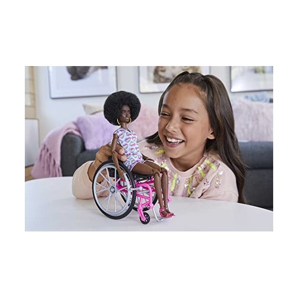 Barbie Poupée Mannequin Fashionistas Poupée avec fauteuil roulant et rampe, cheveux noirs frisés, combishort cœurs multicolor