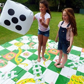 Garden Games Ltd - Jeu de léchelle géant - Snakes and Ladders - 3 x 3 m, plateau en PVC et dé gonflable - Langue : anglais