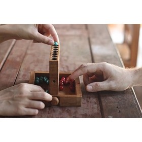 Penthouse Apartments: Puissance 4 - Jeu de Société en Bois - Jeu de Stratégie pour 2 Joueurs - Version de Voyage - Boîte Plia