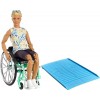 Barbie Fashionistas poupée mannequin Ken 167 blond en fauteuil roulant avec tee-shirt tie & dye, short et baskets blanches, 