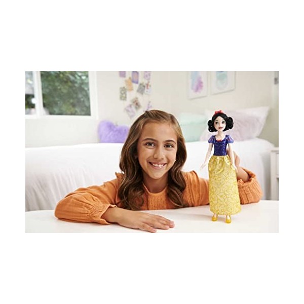 Disney Princesses Disney Poupée Blanche-Neige articulée avec tenue scintillante et accessoires dont chaussures et serre-tête,