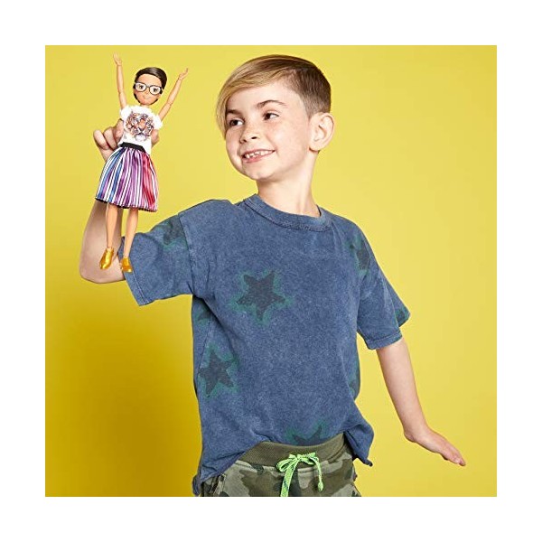 Creatable World Kit Complet, poupée personnalisable aux cheveux bruns avec vêtements et accessoires, jouet pour enfant à part