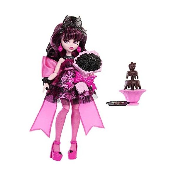 Monster High Poupée Draculaura en robe de soirée Monster Ball avec accessoires thématiques comme une fontaine de chocolat, HN