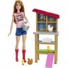 Barbie Métiers coffret poupée Fermière Rousse avec poulailler, 3 Poules, 2 Poussins et accessoires, jouet pour enfant, FXP15