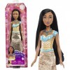 Disney Princesses Disney Poupée Pocahontas articulée avec tenue scintillante et accessoires dont chaussures et collier, Jouet