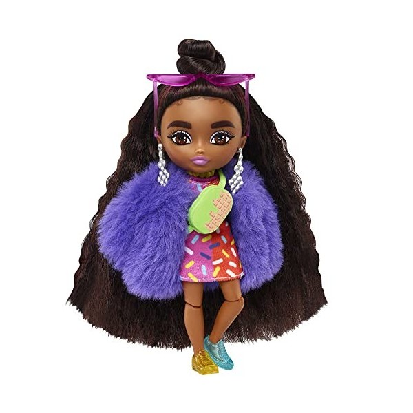 Barbie Extra Mini poupée n°1 14 cm avec robe et manteau, socle et accessoires dont lunettes de soleil et sac banane, Jouet 