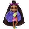 Barbie Extra Mini poupée n°1 14 cm avec robe et manteau, socle et accessoires dont lunettes de soleil et sac banane, Jouet 