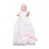 Maison de poupée bébé dans une robe de baptême miniature victorienne en porcelaine rose