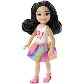 Barbie Famille mini-poupée Chelsea fille brune, haut motif lion et jupe rose à fleurs, jouet pour enfant, FXG79