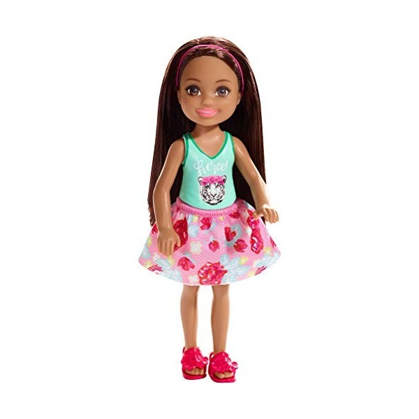 Barbie Famille mini-poupée Chelsea fille brune, haut motif lion et jupe rose à fleurs, jouet pour enfant, FXG79