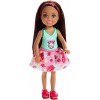 Barbie Famille mini-poupée Chelsea fille brune, haut motif lion et jupe rose à fleurs, jouet pour enfant, FXG79