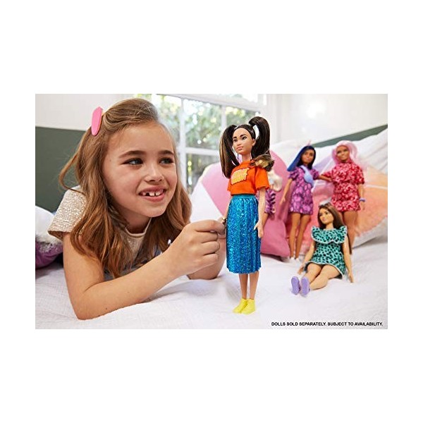 Barbie Fashionistas poupée mannequin 145 avec longues couettes, un tee-shirt orange et une jupe brillante, jouet pour enfant