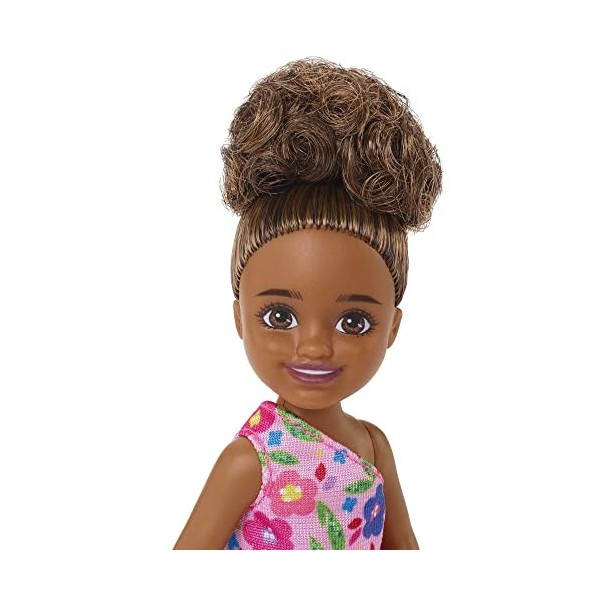 Barbie Chelsea Club - HGT07 - Poupée 15cm articulée - Fille métisse avec Robe à Fleur Rose