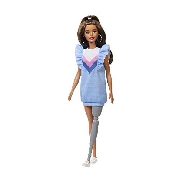 Barbie Fashionistas poupée mannequin 121 avec prothèse de jambe, avec robe bleue à motifs chevrons et baskets blanches, joue