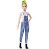 Barbie Fashionistas poupée mannequin 124 aux cheveux châtains et verts avec salopette en jean à pois et boots noires, jouet 