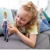 Barbie Fashionistas poupée mannequin 124 aux cheveux châtains et verts avec salopette en jean à pois et boots noires, jouet 
