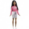 Barbie Poupée « Brooklyn » Roberts avec Cheveux Tressés, T-Shirt Rose NYC, Jupe Métallisée et Chaussures, Jouet Enfant, De 3 