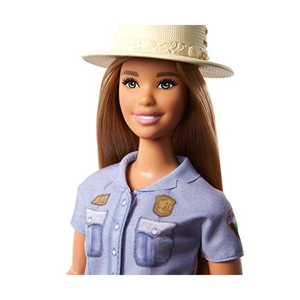 Barbie Métiers poupée Garde Forrestier avec un chapeau, une chemise en jean et un short vert, jouet pour enfant, GNB31