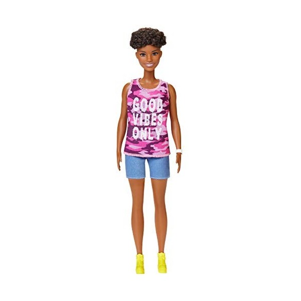 Barbie Fashionistas Poupée Mannequin 128 aux Cheveux Courts Rasés Sur Les Côtés, Short, Débardeur Rose et Baskets Jaunes, Jo