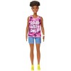 Barbie Fashionistas Poupée Mannequin 128 aux Cheveux Courts Rasés Sur Les Côtés, Short, Débardeur Rose et Baskets Jaunes, Jo