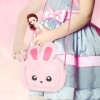 deAO Cadeaux pour Les Filles - Baby Doll avec Le Sac Fourre-Tout Comprenant Une Poupée de 9,4"/24cm, Une Broche, Un Sac à Mai