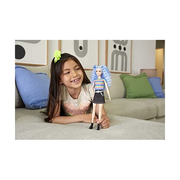 Barbie Fashionistas poupée mannequin 170 aux cheveux bleus avec tee-shirt arc-en-ciel et jupe en jean, jouet pour enfant, GR