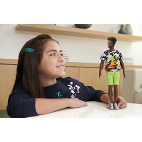 Barbie Fashionistas poupée mannequin 183 Ken aux cheveux noirs frisés, T-shirt motif camouflage, short vert et baskets argen
