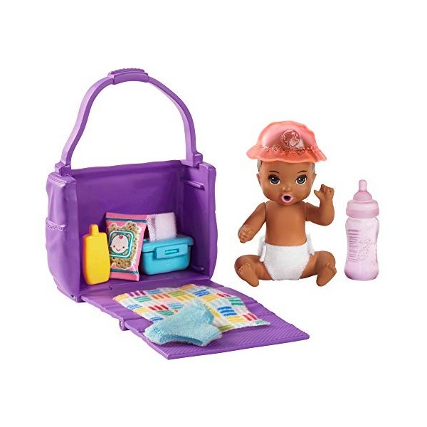 Barbie Famille Skipper baby-sitter Spécial Jeu, figurine bébé brun qui rampe, tapis d’activités et accessoires, jouet pour en