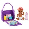 Barbie Famille Skipper baby-sitter Spécial Jeu, figurine bébé brun qui rampe, tapis d’activités et accessoires, jouet pour en