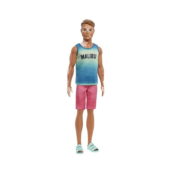 Barbie Fashionistas poupée mannequin Ken 192 en tenue de plage, avec short rose et T-shirt Malibu, jouet pour enfant, HBV26