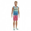 Barbie Fashionistas poupée mannequin Ken 192 en tenue de plage, avec short rose et T-shirt Malibu, jouet pour enfant, HBV26