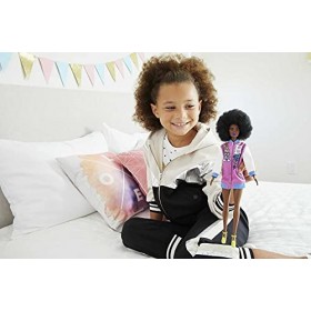 Barbie Fashionistas poupée mannequin 156 brune avec une coupe afro portant une robe veste de baseball, jouet pour enfant, GR
