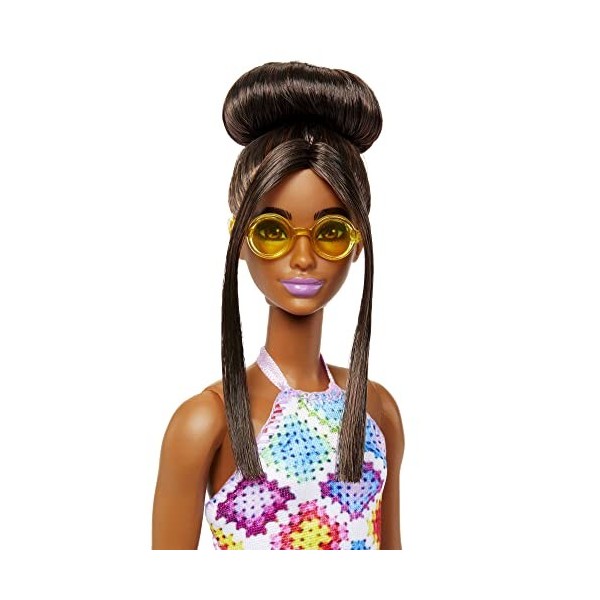 Barbie Fashionistas N°210, Poupée Mannequin Brune Avec Bun, Robe Crochet Dos Nu Colorée, Lunettes De Soleil Et Sandales, Joue