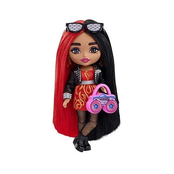Barbie Extra Minis Poupée avec Cheveux Rouges et Noirs, Robe imprimé Flamme et Veste de Moto, vêtements et Accessoires, Jouet