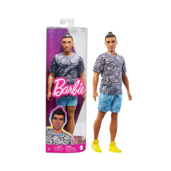 Barbie Fashionistas Poupée Ken, avec Cheveux Bruns en Chignon, T-Shirt Et Short À Motif Cachemire, Vêtements Et Accessoires, 