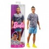 Barbie Fashionistas Poupée Ken, avec Cheveux Bruns en Chignon, T-Shirt Et Short À Motif Cachemire, Vêtements Et Accessoires, 