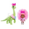 Cave Club Bébé des Cavernes mini-poupée Rebelle 8 cm aux cheveux violets, avec figurine dinosaure et accessoires, jouet pour 