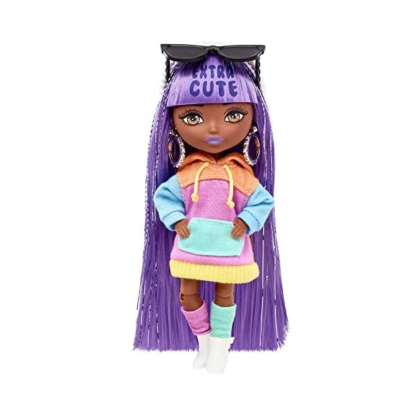 Barbie Poupée Extra Mini n° 7 14 cm avec Robe Colorée à capuche et Bottes, avec socle et accessoires, Jouet Enfant, Dès 3 a