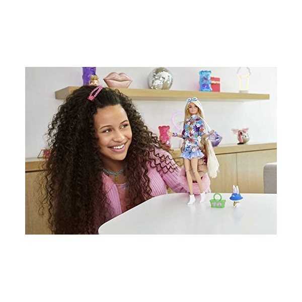 Barbie Extra 12 poupée articulée aux longs cheveux blonds décorés de coeurs, avec ensemble à fleurs, figurine lapin et acces