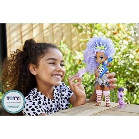 NULL Cave Club poupée préhistorique articulée Bashley aux Cheveux mauves avec Figurine bébé Dinosaure et Accessoires, Jouet p