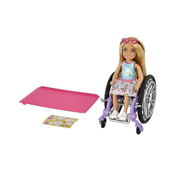 Barbie Poupée Barbie Chelsea et Son Fauteuil Roulant, Blonde, avec Jupe, Lunettes de Soleil, Rampe d’accès et Feuille d’Autoc