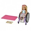 Barbie Poupée Barbie Chelsea et Son Fauteuil Roulant, Blonde, avec Jupe, Lunettes de Soleil, Rampe d’accès et Feuille d’Autoc