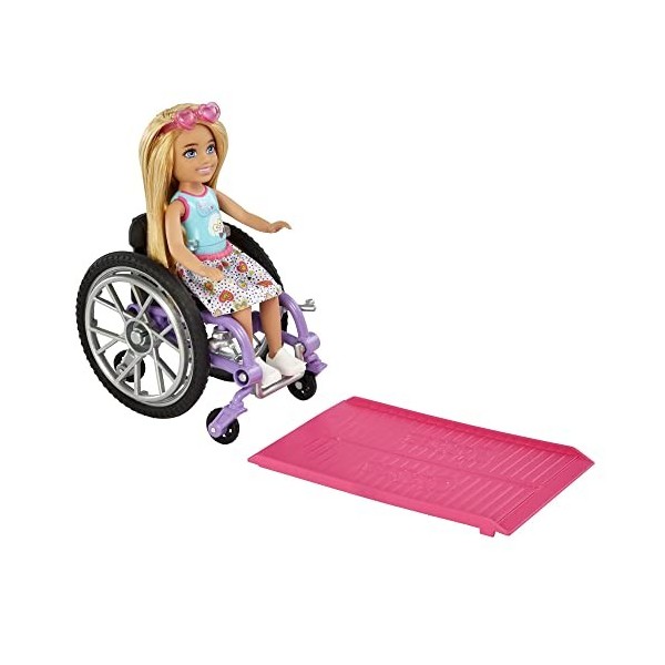 Barbie Poupée Barbie Chelsea et Son Fauteuil Roulant, Blonde, avec Jupe, Lunettes de Soleil, Rampe d’accès et Feuille d’Autoc